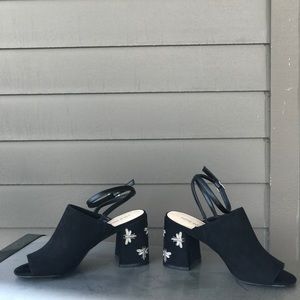 Beautiful dragonfly detailed heels !